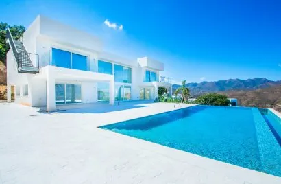 Villa de 4 dormitorios en Marbella, Spain No. 245