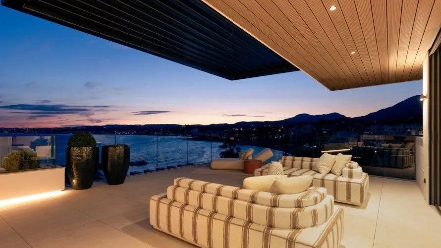 Apartamento de 2 dormitorios en Estepona, Spain No. 356 № 1