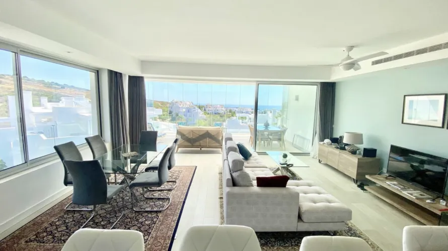Apartamento de 3 dormitorios en Estepona, Spain No. 423
