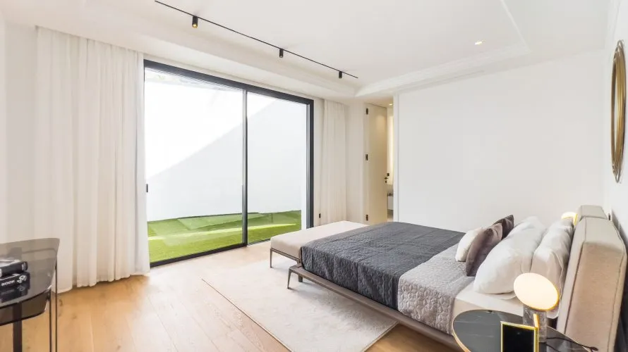 Villa de 6 dormitorios en Marbella, Spain No. 410 № 3