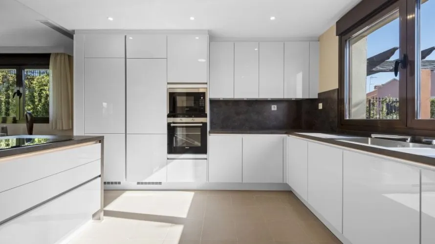 Villa de 4 dormitorios en Estepona, Spain No. 187 № 1