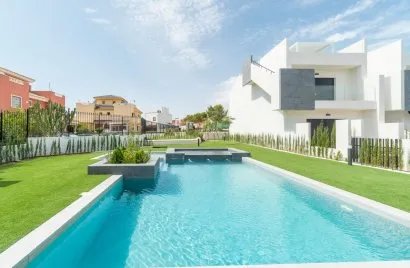 Bungalow de 2 dormitorios en Los Balcones, España No. 759