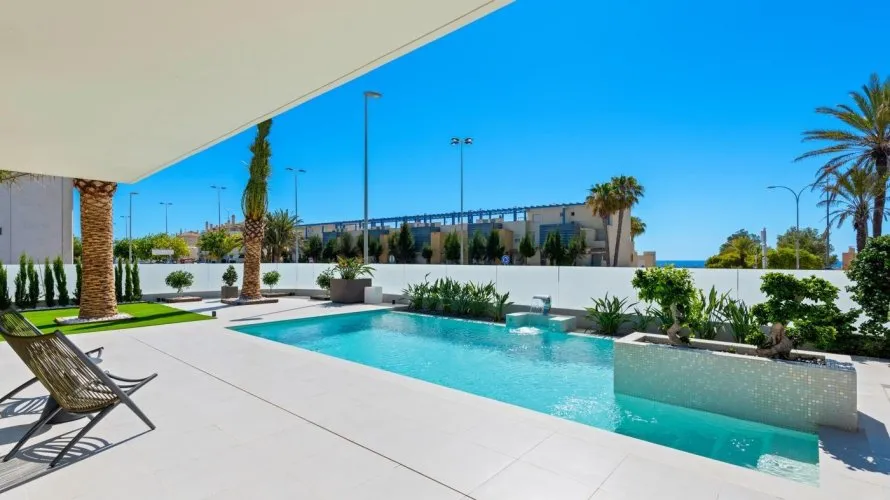 Villa de 4 dormitorios en Campoamor, Spain No. 1041