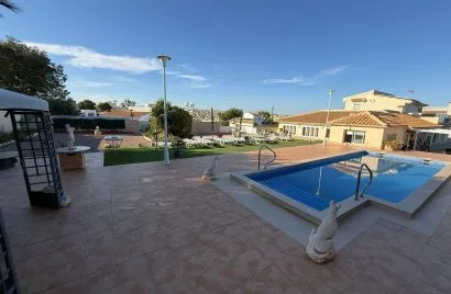 Villa de 4 dormitorios en Villamartin, Spain No. 1310