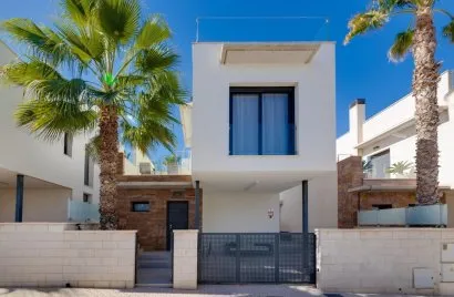Villa de 3 dormitorios en La Zenia, Spain No. 638