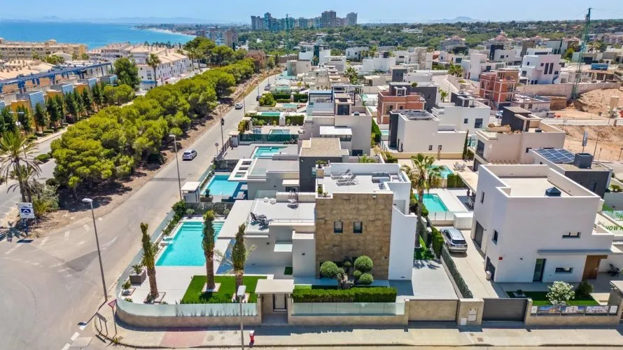 Villa de 4 dormitorios en Campoamor, Spain No. 1041 № 1