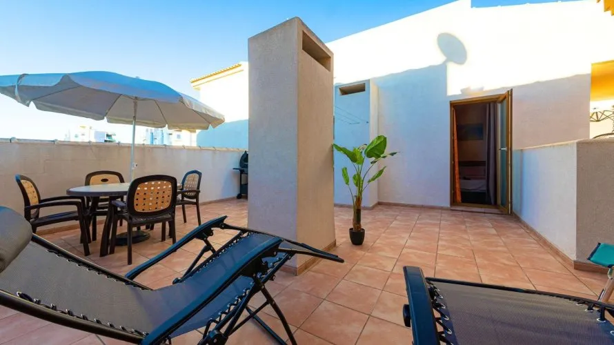 Apartamento de 2 dormitorios en Torrevieja, España No. 939 № 4
