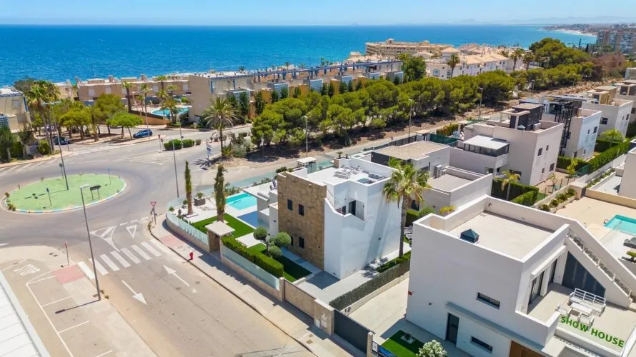 Villa de 4 dormitorios en Campoamor, Spain No. 1041 № 3