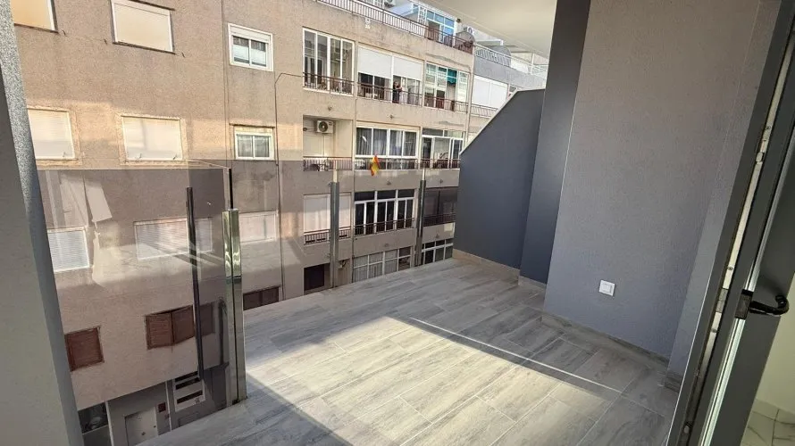 Apartamento de 2 dormitorios en Torrevieja, España No. 615 № 4