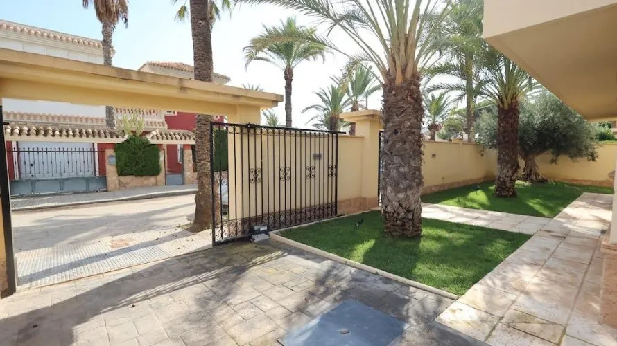 Apartamento de 4 dormitorios en Cabo Roig, España No. 1177