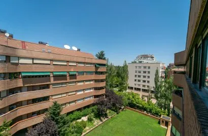 Apartamento de 4 dormitorios en Madrid, Spain No. 855