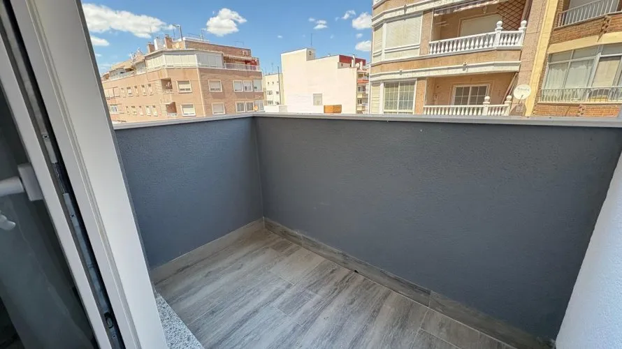 Apartamento de 2 dormitorios en Torrevieja, Spain No. 565 № 21