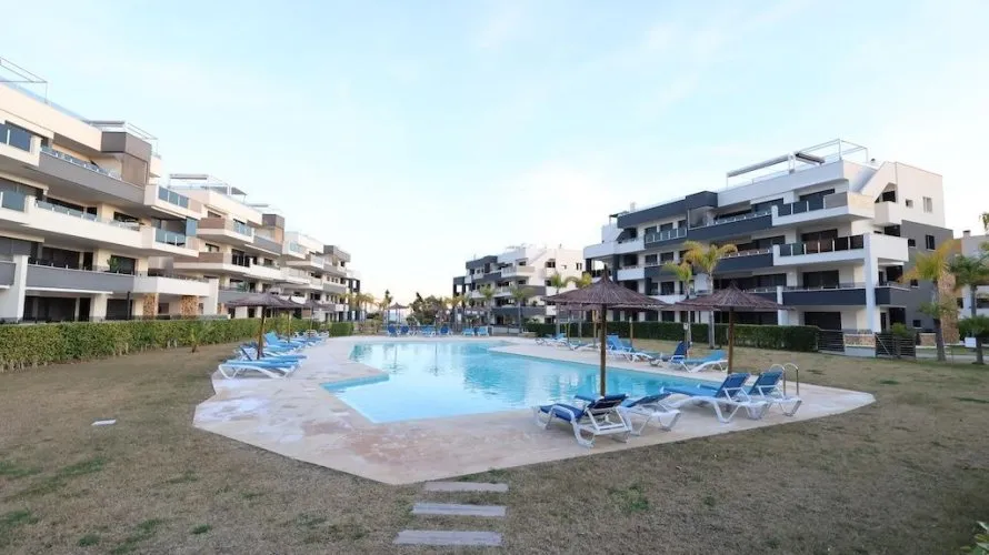 Apartamento de 2 dormitorios en Torrevieja, Spain No. 616 № 2
