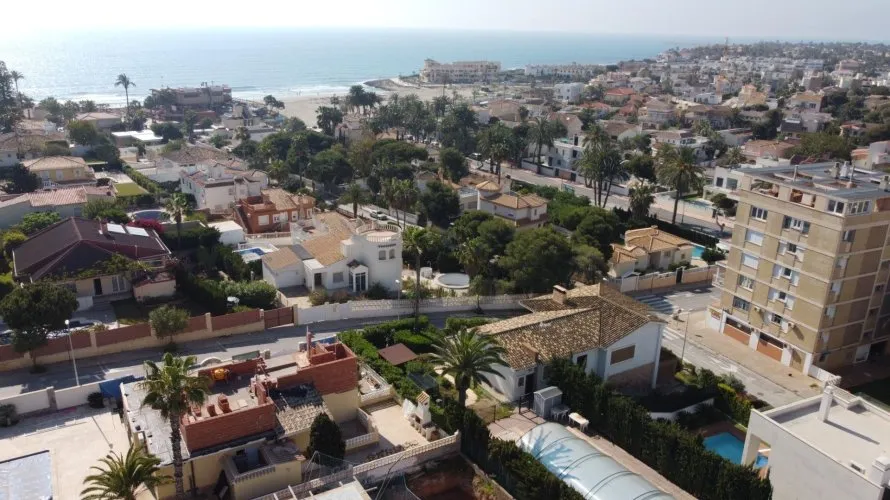 Villa de 4 dormitorios en La Zenia, España No. 654
