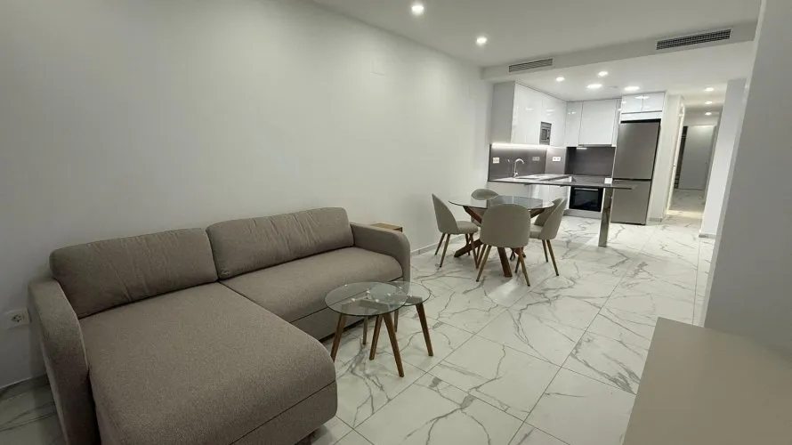 Apartamento de 2 dormitorios en Torrevieja, España No. 615 № 2