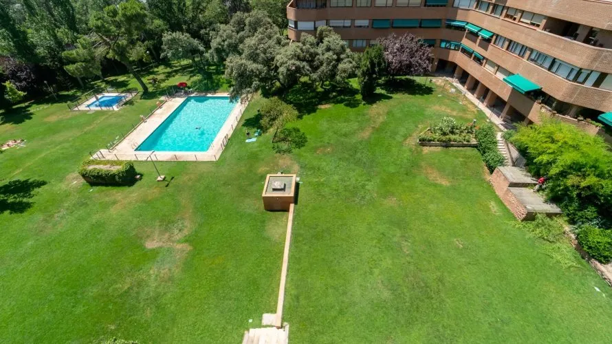 Apartamento de 4 dormitorios en Madrid, España No. 855 № 3