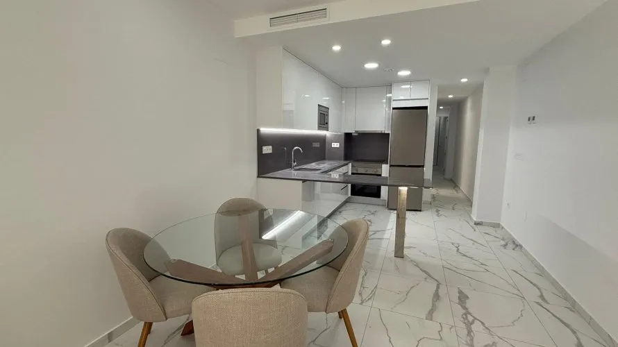 Apartamento de 2 dormitorios en Torrevieja, España No. 615 № 3