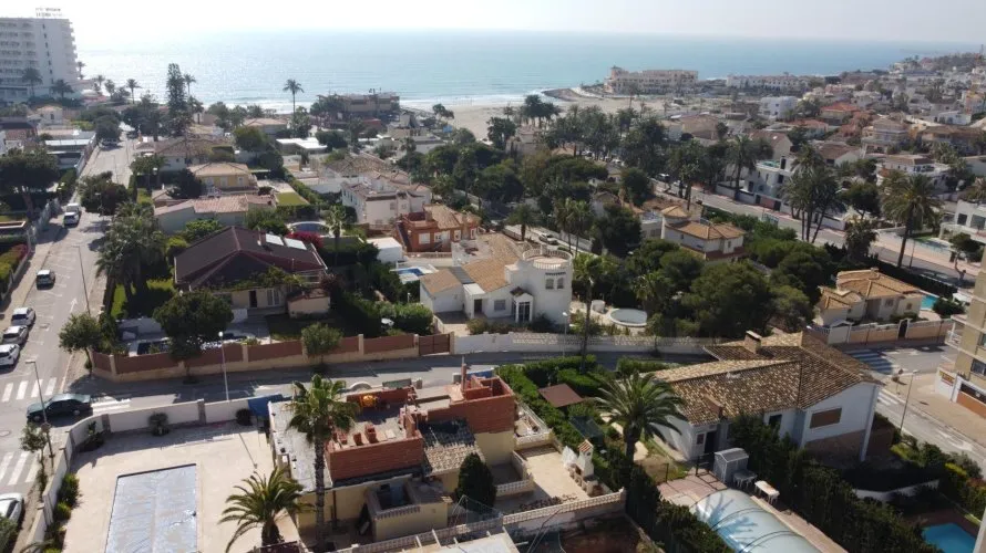 Villa de 4 dormitorios en La Zenia, España No. 654 № 1