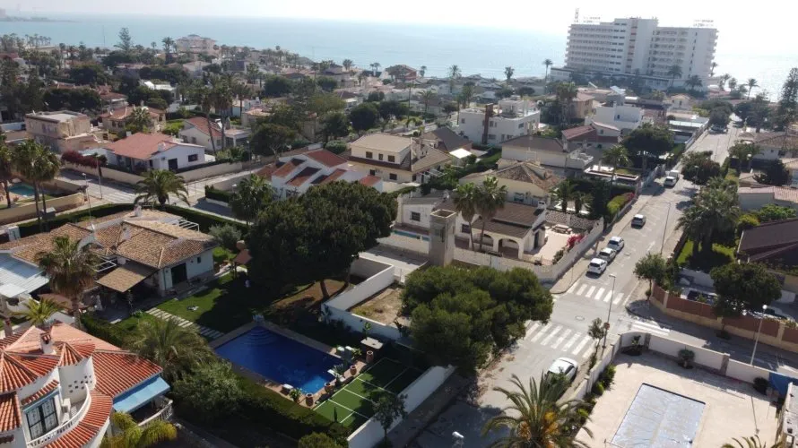 Villa de 4 dormitorios en La Zenia, España No. 654 № 2