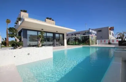 Villa de 197m² en La Zenia, Spain No. 642