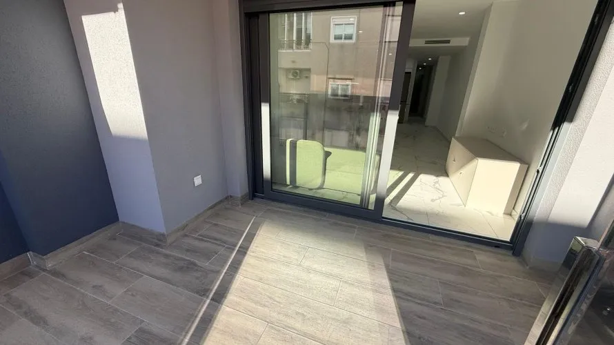 Apartamento de 2 dormitorios en Torrevieja, España No. 615 № 5