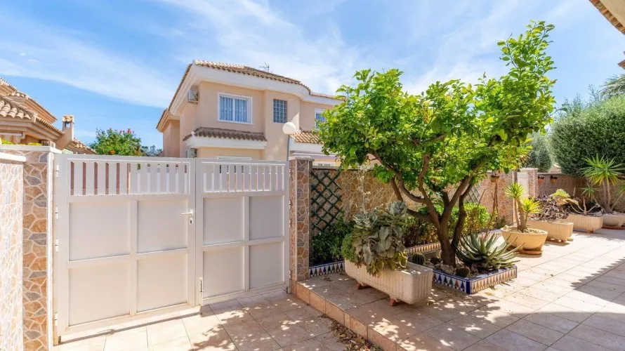 Villa de 3 dormitorios en Torrevieja, Spain No. 610 № 11