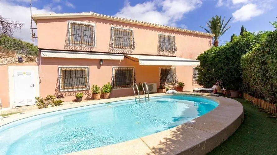 Apartamento de 4 dormitorios en Finestrat, España No. 1259