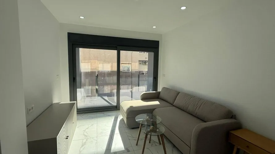 Apartamento de 2 dormitorios en Torrevieja, España No. 615 № 1