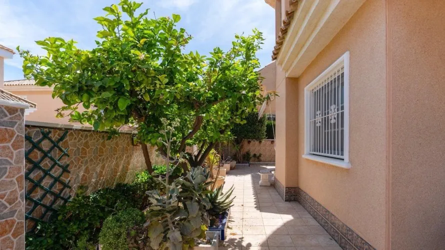 Villa de 3 dormitorios en Torrevieja, Spain No. 610 № 10