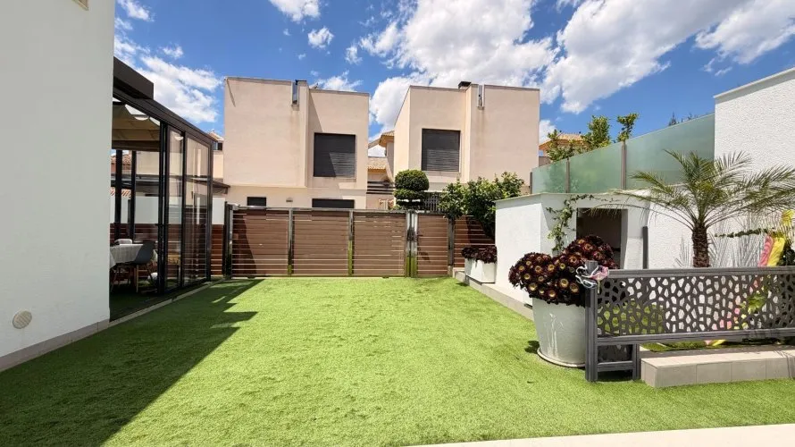 Villa de 5 dormitorios en Torrevieja, Spain No. 1357