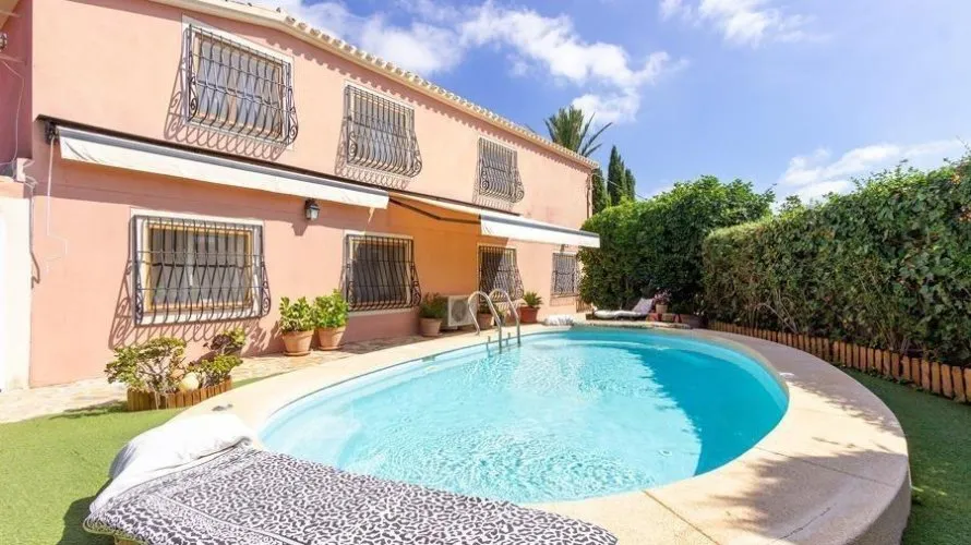 Apartamento de 4 dormitorios en Finestrat, España No. 1259 № 1