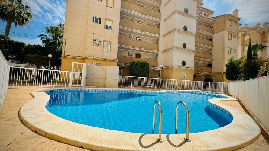 Apartamento de 1 dormitorio en Torrevieja, España No. 1605 № 1