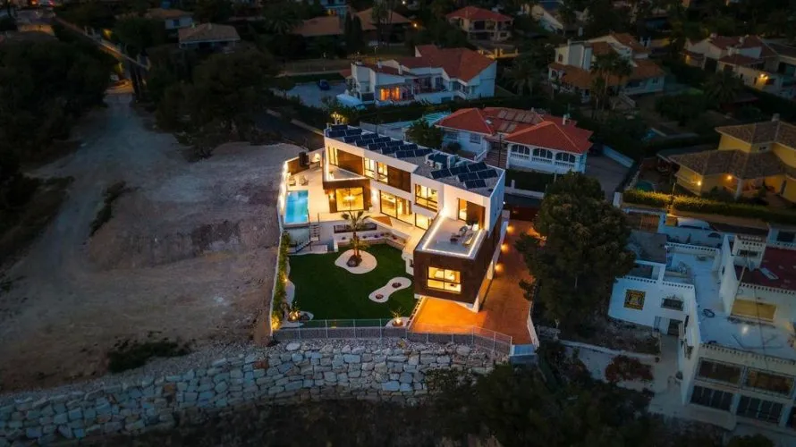 Villa de 4 dormitorios en Benidorm, España No. 1532 № 1