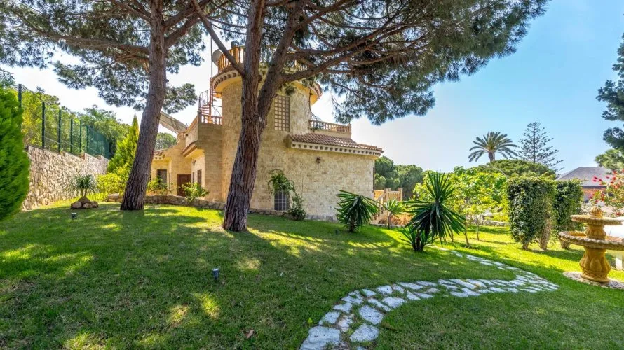 Villa de 4 dormitorios en Campoamor, España No. 1459 № 1