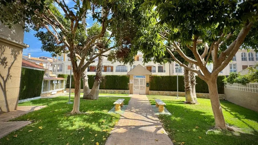 Apartamento de 1 dormitorio en Torrevieja, España No. 1605 № 2
