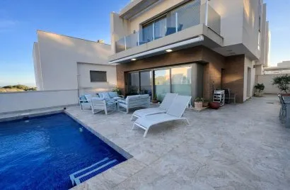 Villa de 4 dormitorios en Alicante, España No. 1643