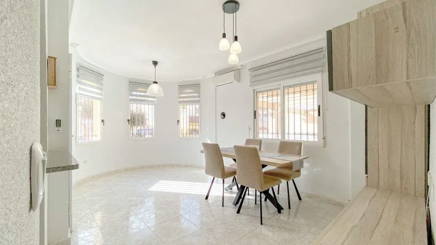 Сasa de 3 dormitorios en Torrevieja, España No. 1692 № 11