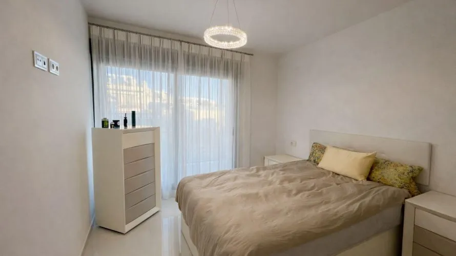 Villa de 4 dormitorios en Alicante, España No. 1643 № 11