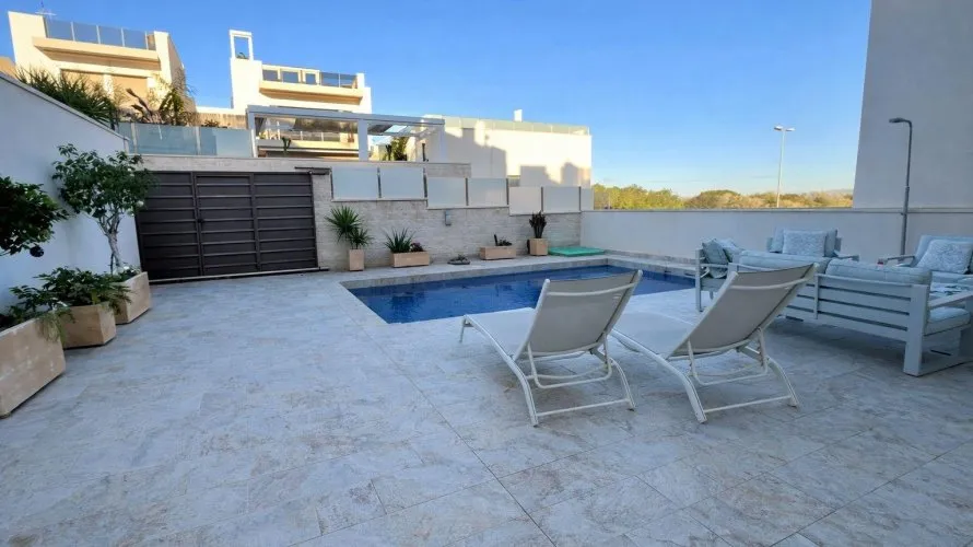 Villa de 4 dormitorios en Alicante, España No. 1643 № 24