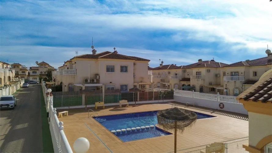 Сasa de 3 dormitorios en Torrevieja, España No. 1692 № 8