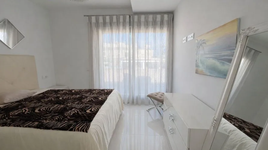 Villa de 4 dormitorios en Alicante, España No. 1643 № 14