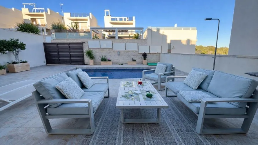Villa de 4 dormitorios en Alicante, España No. 1643 № 25
