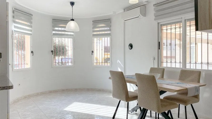Сasa de 3 dormitorios en Torrevieja, España No. 1692 № 12