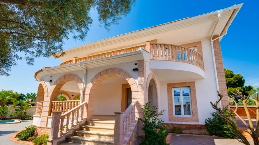 Villa de 4 dormitorios en Rojales, España No. 1684