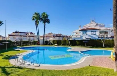 Bungalow de 2 dormitorios en Alicante, España No. 1777