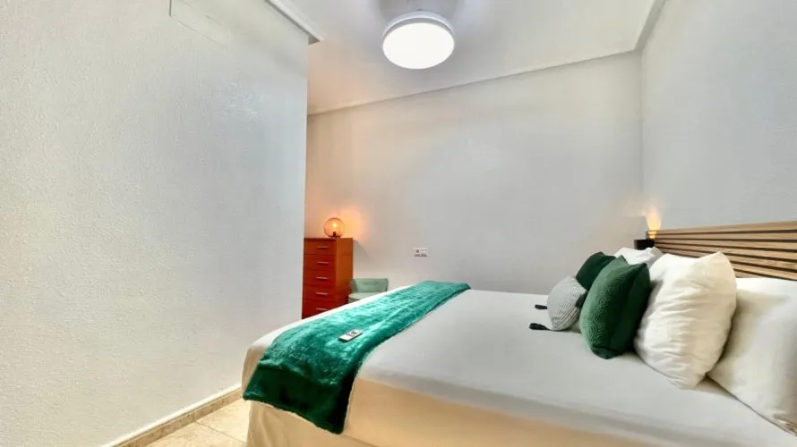 Apartamento de 2 dormitorios en Torrevieja, España No. 1804 № 2