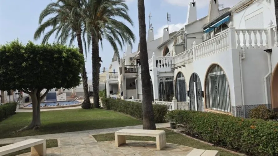 Сasa de 2 dormitorios en Torrevieja, España No. 1807