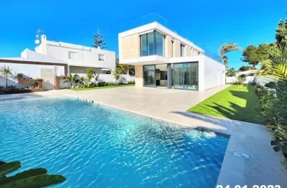 Villa de 4 chambres à La Zenia, Spain No. 654