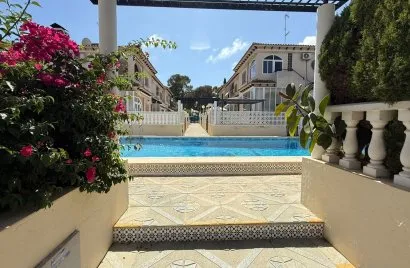 Bungalow de 2 chambres à Torrevieja, Espagne No. 1690