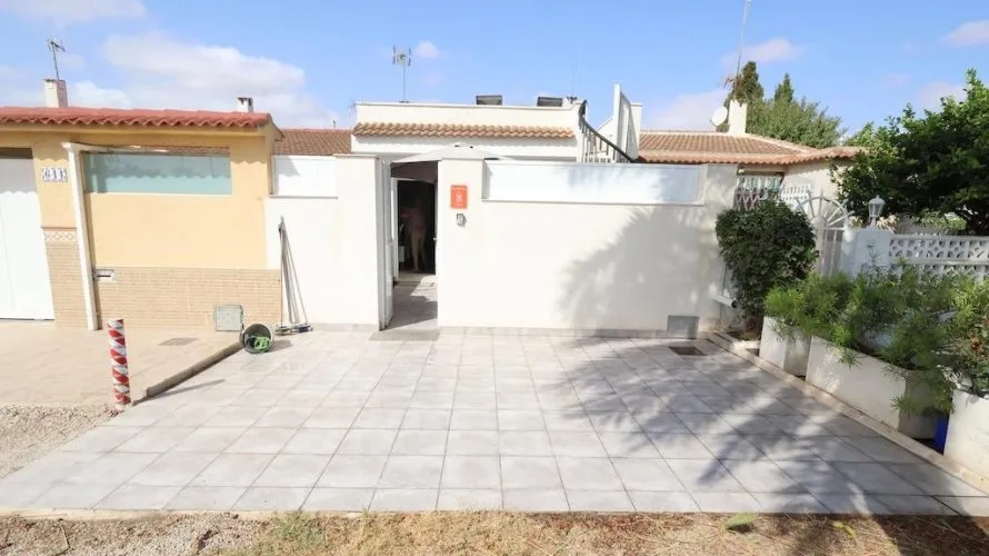 3 bedrooms bungalow for sale, Torrevieja, Spain No. 1765 № 1